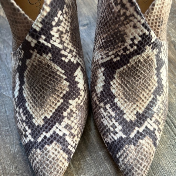 NEW Jessica Simpson Layra Snakeskin Ankle Boot Pointed Toe Women's Size 8 - Picture 3 of 16